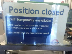 Londra, l’Overground si prepara a far sparire le biglietterie nelle stazioni. Dubbi e opportunità di un sistema a elevata automazione