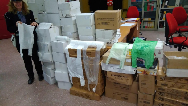 Immagine: Torino: sequestrati 55 mila sacchetti illegali nell'area mercatale di piazza della Vittoria