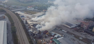 Milano, incendio rifiuti. Arpa: 'Diossina sopra la norma ma non pericolosa per brevi periodi'