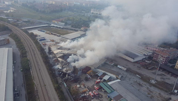 Immagine: Milano, incendio rifiuti. Arpa: 'Diossina sopra la norma ma non pericolosa per brevi periodi'