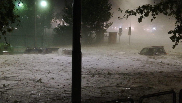Immagine: Roma: nubifragio, grandine e auto intrappolate nel ghiaccio