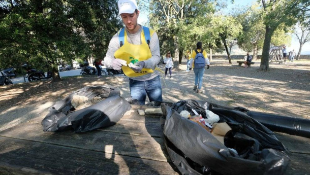 Immagine: Rifiuti, da Milano a Palermo decine di volontari per la campagna di Repubblica e Legambiente #oggiraccolgoio