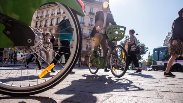 Immagine: Mobilità sostenibile, in Francia ci sarà la più grande flotta di e-bike al mondo