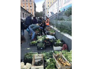 Roma, il progetto di recupero cibo al mercato di piazza Vittorio va a gonfie vele