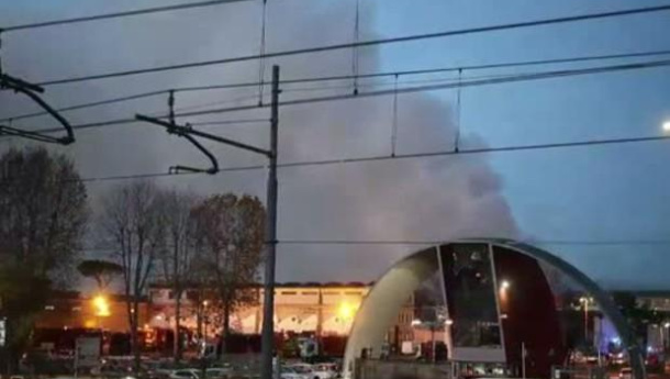 Immagine: Rifiuti, incendio al tmb Salario di Roma: 'Impianto completamente compromesso'