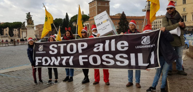 Clima, il pacco regalo di Legambiente al Governo: 35mila firme per chiedere lo stop alle fonti fossili