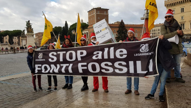 Immagine: Clima, il pacco regalo di Legambiente al Governo: 35mila firme per chiedere lo stop alle fonti fossili
