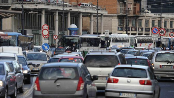 Immagine: Smog nel Bacino Padano: blocchi del traffico a Torino, Milano ed Emilia Romagna