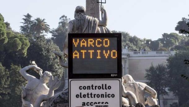 Immagine: Auto in aree pedonali e Ztl: 'Il Governo cancelli subito il comma 103 della Finanziaria per non tornare indietro di 50 anni'