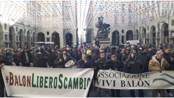 Immagine: Torino: continua la mobilitazione degli operatori del Barattolo contro lo spostamento dell'area di libero scambio | VIDEO