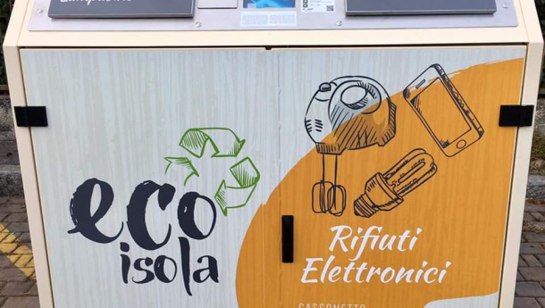 Immagine: Le EcoIsole a Milano raddoppiano. Posizionati quattro nuovi cassonetti intelligenti per la raccolta di piccoli rifiuti elettronici e lampadine