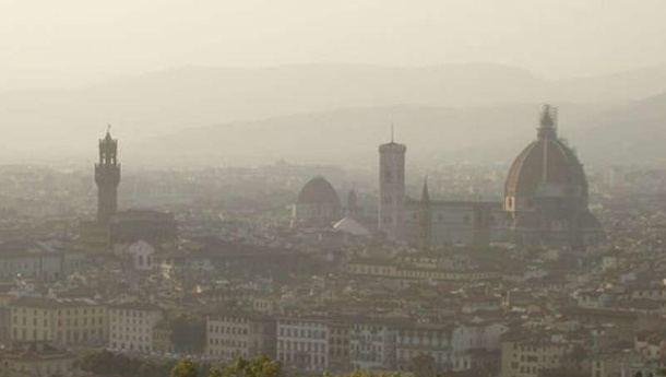 Immagine: Smog, situazione critica in Toscana: a Capannori superati i 120 µg/m³. Firenze scatta il blocco auto fino al 16 gennaio