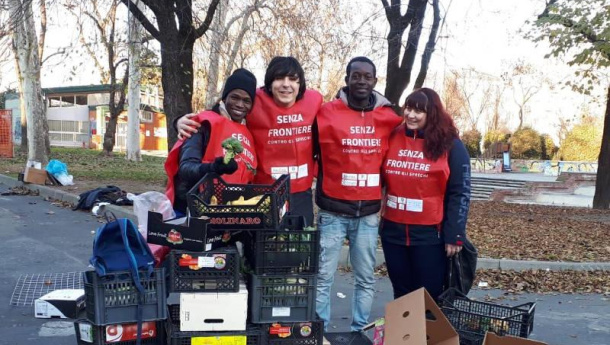 Immagine: Milano, nei mercati di Vespri Siciliani e Odazio migranti e italiani combattono lo spreco alimentare ridistribuendo l’invenduto