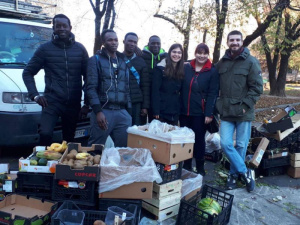Milano, nei mercati di Vespri Siciliani e Odazio migranti e italiani combattono lo spreco alimentare ridistribuendo l’invenduto