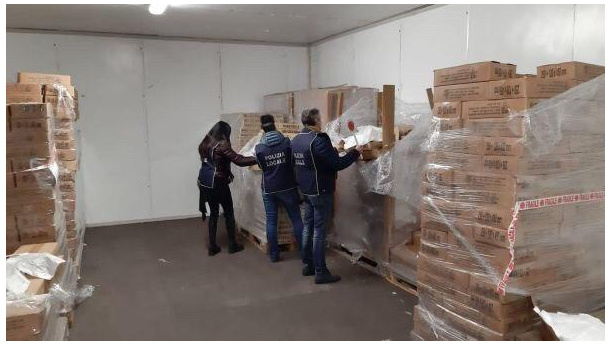 Immagine: Sulle tracce dei sacchetti illegali da Torino a Cinisello Balsamo: maxi sequestro della polizia municipale