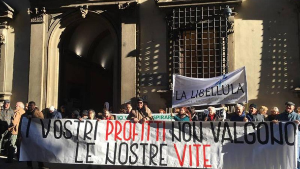 Immagine: Toscana, consegnate al Consiglio regionale le 8 mila e 700 firme contro il pirogassificatore di Fornaci di Barga