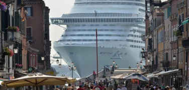 Intesa tra ministero e compagnie: 'Grandi navi fuori dalla laguna di Venezia'. Ma il Comune non è d'accordo