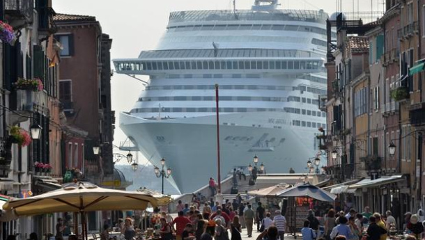 Immagine: Intesa tra ministero e compagnie: 'Grandi navi fuori dalla laguna di Venezia'. Ma il Comune non è d'accordo