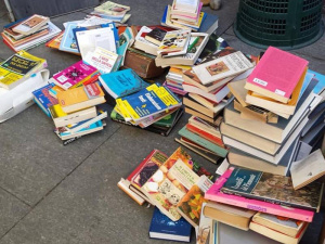 Dal macero alle donazioni che fine fanno i libri invenduti?