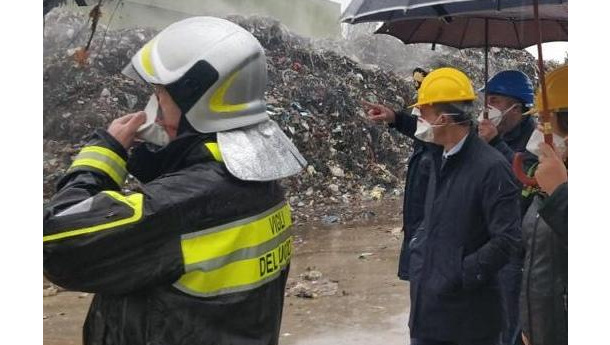 Immagine: Rifiuti. Roghi, ministro Costa: 'A tre mesi dal Piano d'Azione sono diminuiti, ma non basta'