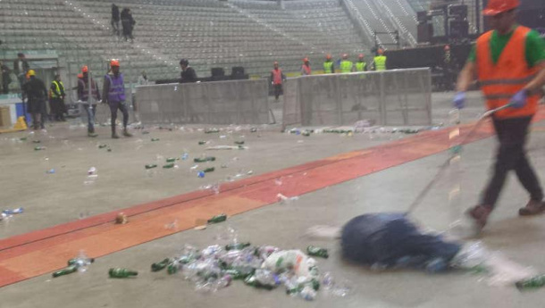 Immagine: I Subsonica scommettono sulla sostenibilità del palco ma il vero problema è la monnezza