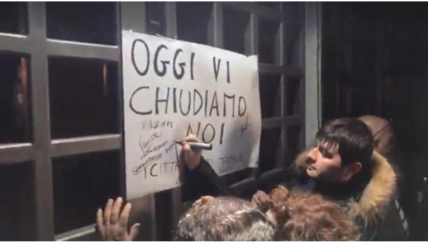 Immagine: Taranto, le mamme di Tamburi “chiudono” l'ex Ilva per protesta