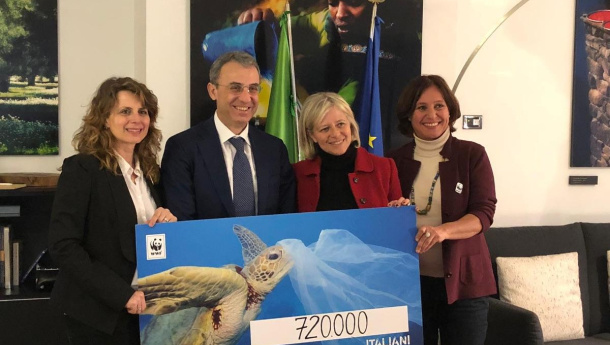 Immagine: Inquinamento da plastica, WWF consegna al ministro Costa oltre 700 mila firme per salvare i mari