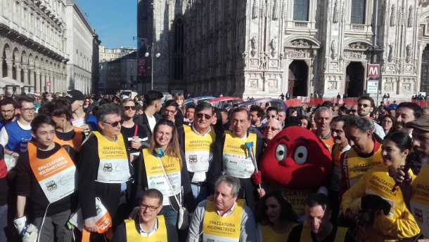 Immagine: Mozziconi di sigaretta, un evento in collaborazione con Amsa per ripulire piazza del Duomo