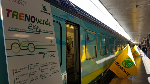 Immagine: Il Treno Verde di Legambiente e Ferrovie dello Stato Italiane arriva a Torino