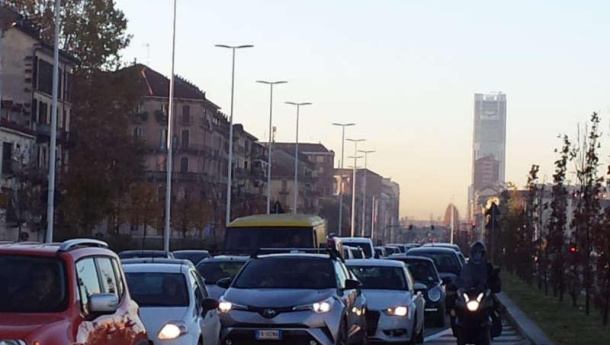Immagine: Torino, solo 5 sanzioni al giorno durante i blocchi antismog. Legambiente: 'Abbiamo proposto le telecamere sei anni fa ma nulla'