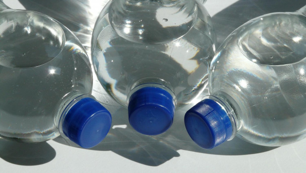 Immagine: Ordinanze di enti locali anti-bottiglie di plastica. ASSOBIBE: giuridicamente illegittime
