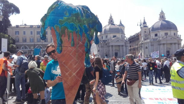 Immagine: Decine di migliaia di persone in piazza a Roma con Greta per salvare il pianeta