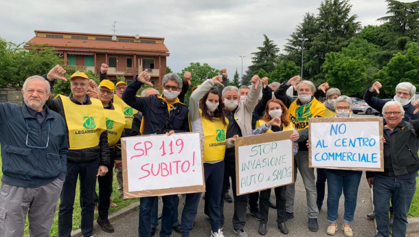 Immagine: Traffico, smog e cantieri interrotti: la mobilità nel nord milanese è un'emergenza ignorata