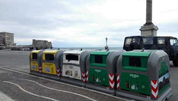 Immagine: Napoli, primo sguardo di Eco sul 'Lungomare plastic free': nei chioschi le bottiglie resistono ma il lungomare è abbastanza pulito