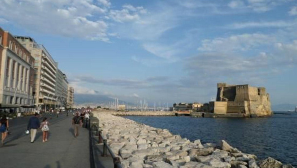 Immagine: Napoli, lungomare plastic free: racconto di un'ordinanza difficilmente applicabile