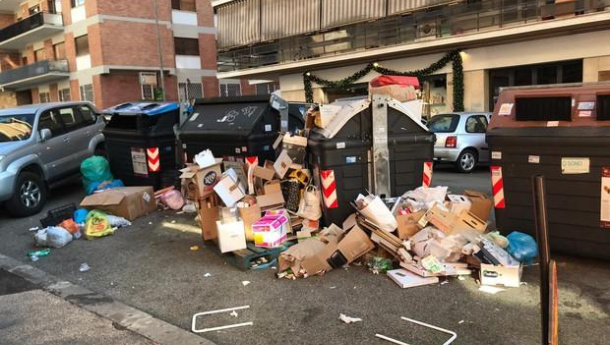 Immagine: Roma: è sempre caos rifiuti tra indifferenziato da smaltire, impianti di compostaggio bocciati e bandi di gara deserti