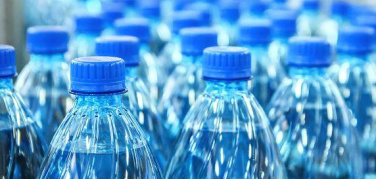 Plastica, si va verso l’addio a piatti e posate usa e getta. Ma per le bottiglie il problema è un altro