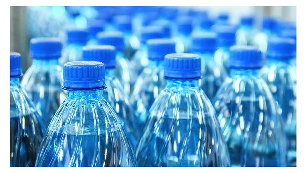 Immagine: Plastica, si va verso l’addio a piatti e posate usa e getta. Ma per le bottiglie il problema è un altro