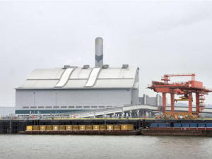 Londra, il sindaco Khan contro il nuovo inceneritore: ‘Inquina, il vero obiettivo è la riduzione dei rifiuti’