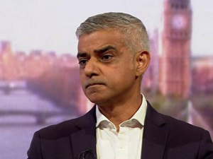 Londra, il sindaco Khan contro il nuovo inceneritore: ‘Inquina, il vero obiettivo è la riduzione dei rifiuti’