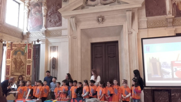 Immagine: Milano, premiate le 3 classi vincitrici del contest 'Cestini in cerca d'autore'