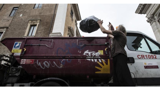 Immagine: Rifiuti di Roma, Raggi annuncia: ‘La Giunta ha approvato il nuovo contratto di servizio di Ama’