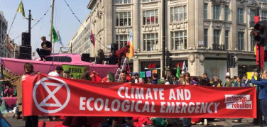 A Torino va in scena il ‘Funerale del Futuro’. La protesta di Friday For Future e Extinction Rebellion al bilaterale Italia - Ue sulla qualità dell’aria