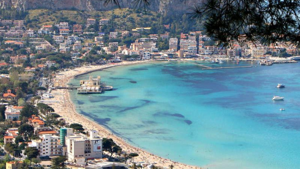 Immagine: L’estate palermitana diventa plastic free. Vietata la plastica monouso negli stabilimenti balneari di Mondello, Addaura e Sferracavallo