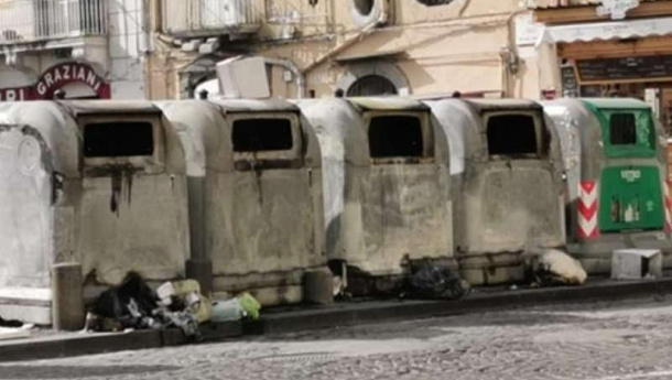Immagine: Napoli, in una settimana 50 campane della differenziata date alle fiamme. Asia Napoli: ‘Continuare a difendere i risultati di civiltà che la nostra città ha raggiunto’