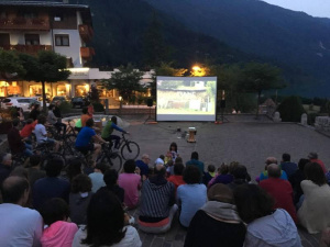 'Se vuoi guardare il film bisogna pedalare'. Torna CicloCinema, il cinema a pedali che promuove la mobilità sostenibile e la cultura cinematografica