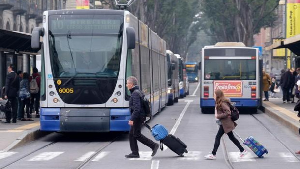 Immagine: Mobilità in Italia: solo il 21% degli spostamenti con i mezzi pubblici, a farla da padrone è ancora l'auto privata