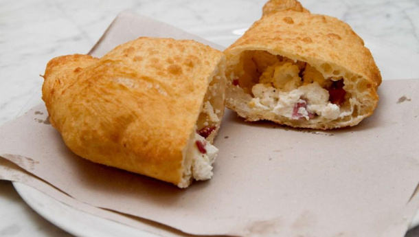 Immagine: Tradizionalmente Napoli: la pizza fritta