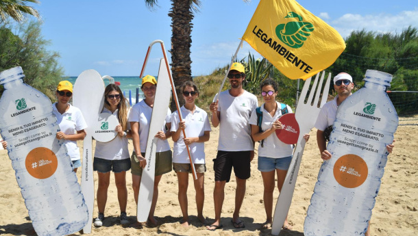 Immagine: #Usaegettanograzie, con Goletta Verde torna la campagna di Legambiente  per contrastare l’inquinamento da plastica monouso