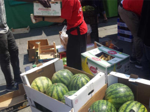 Torino, la Municipale sequestra 215 kg di frutta e verdura per poi donarli al progetto RePoPP che a Porta Palazzo combatte gli sprechi alimentari